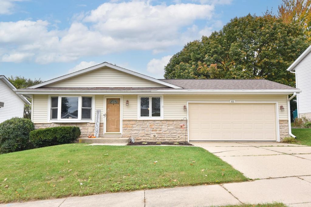 822 Kings Ridge Ct W, West Bend