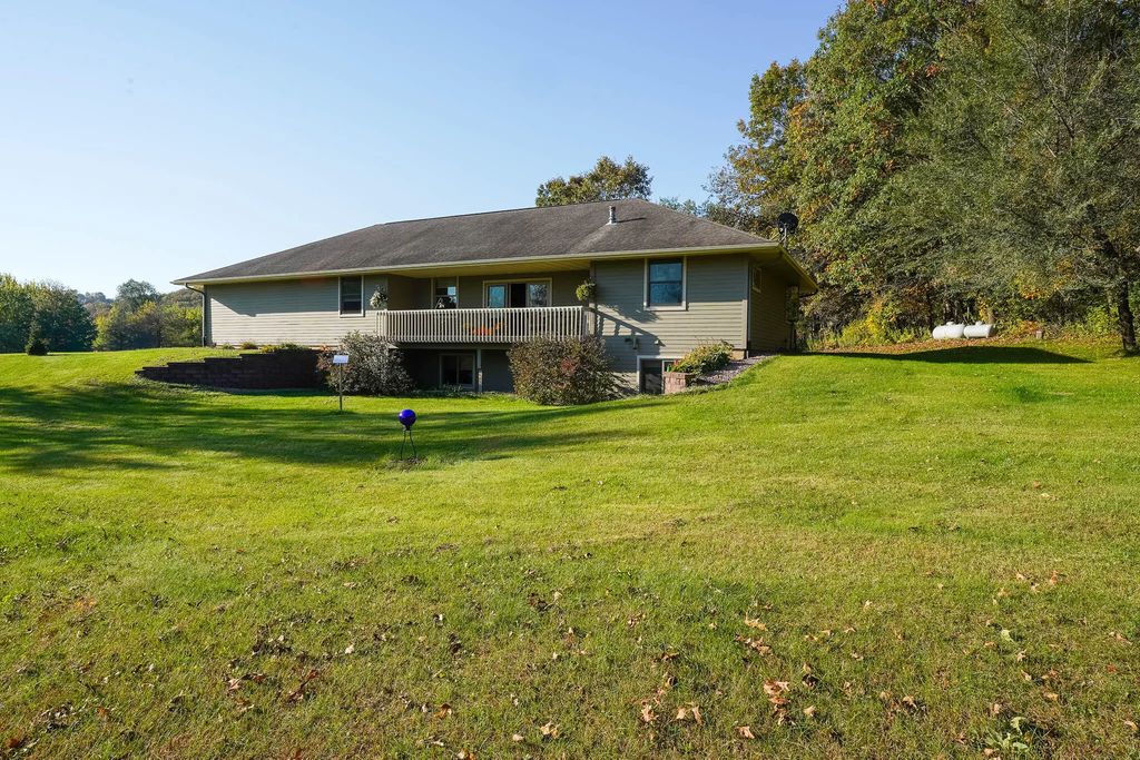W5136 Hale Ct, Farmington