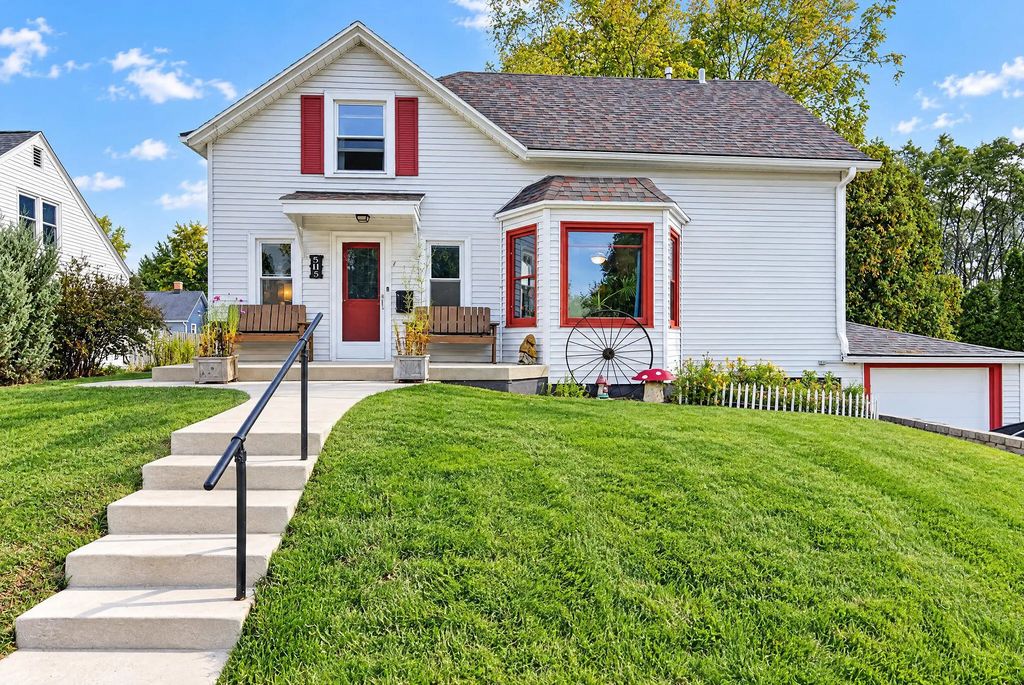 315 W Washington St, Port Washington