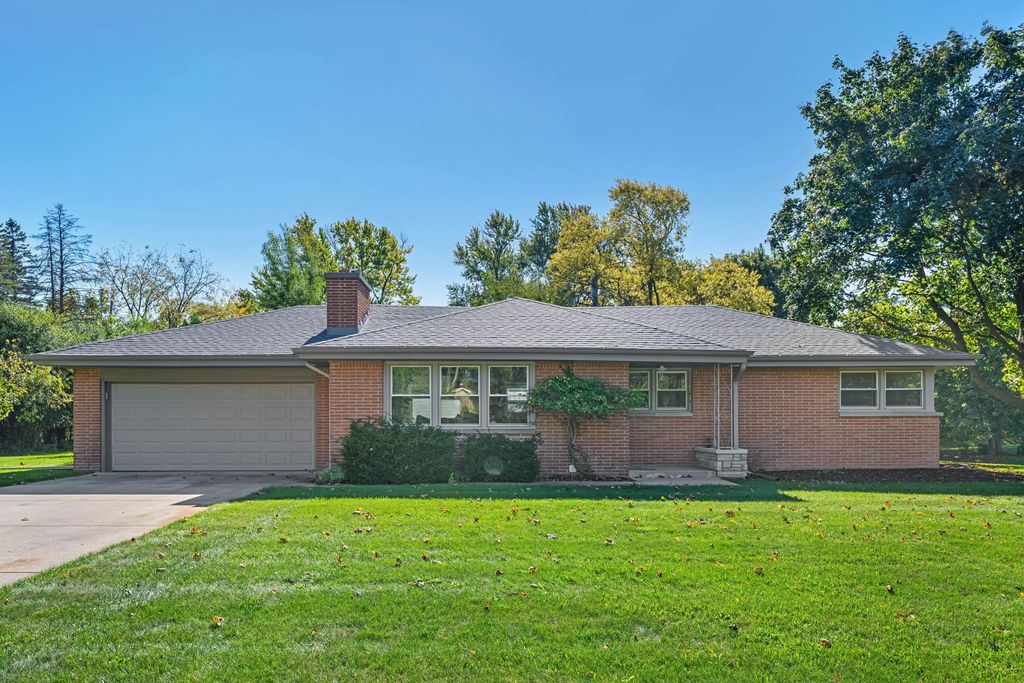 15255 Merrie Cir, Brookfield