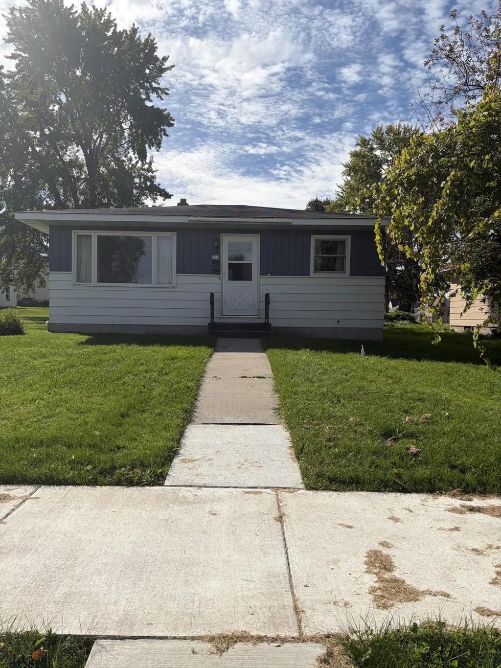 210 E 14th St, Marshfield