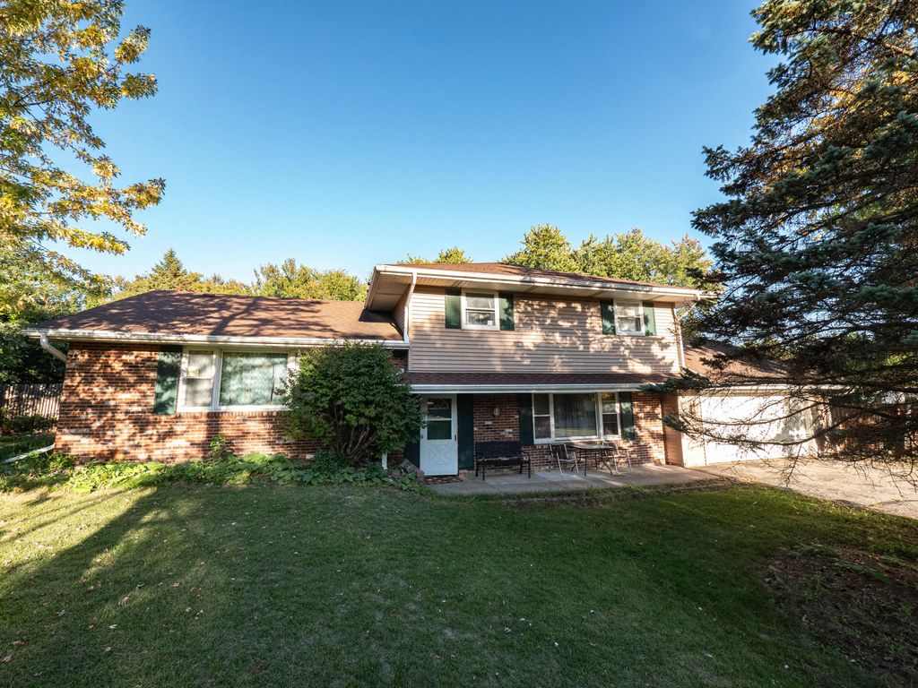 W247s3160 Prairie Ave, Waukesha