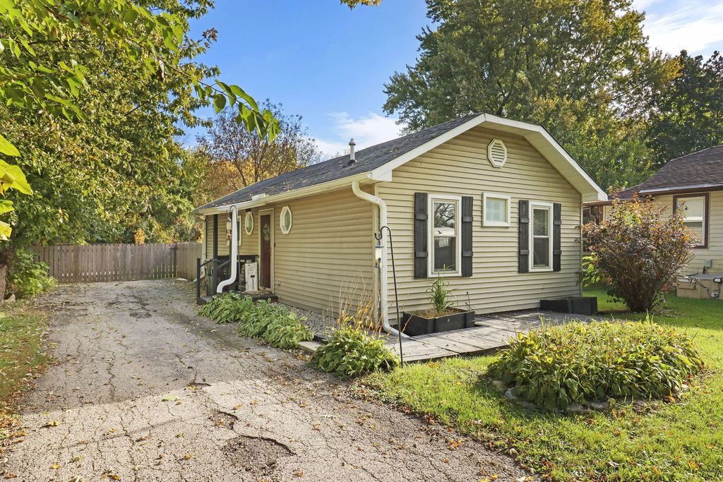 7547 Shorewood Dr, Salem Lakes