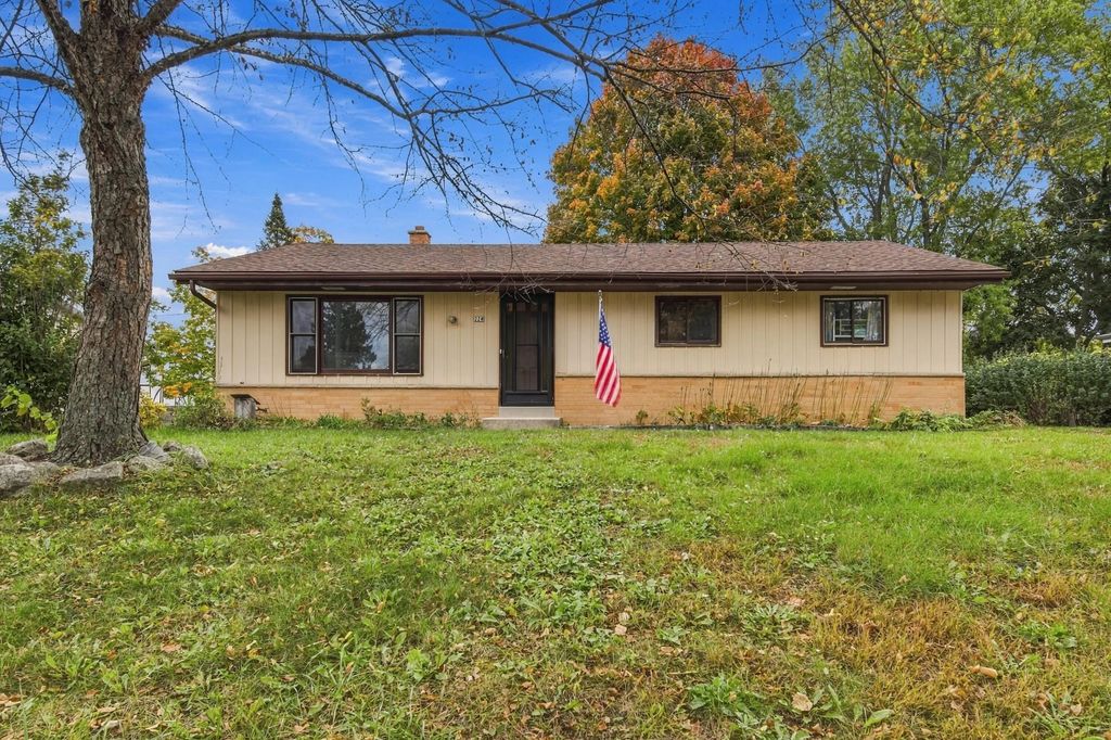 228 S Regis Rd, Saukville