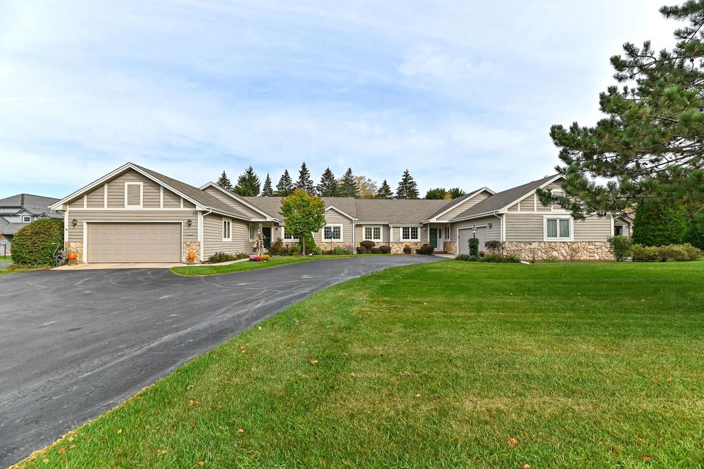 1426 W Greenbrier Ln, Mequon