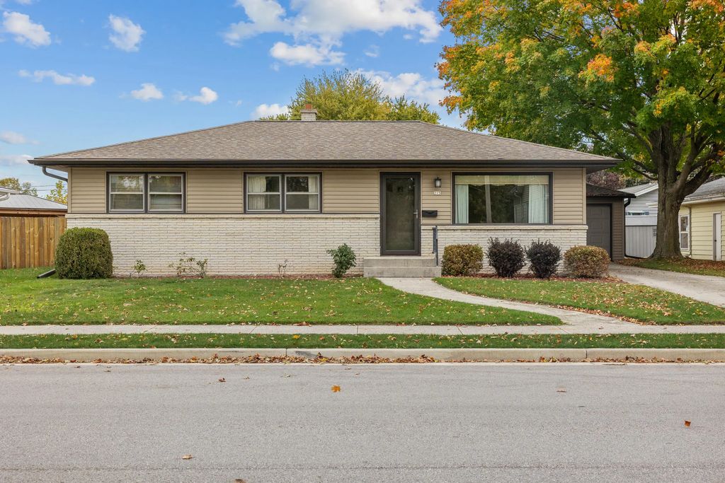 215 N 9th St, Oostburg