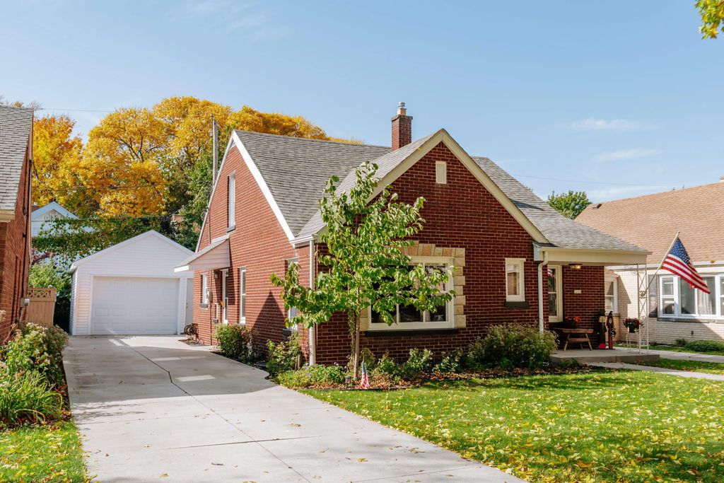 2237 Lefeber Ave, Wauwatosa