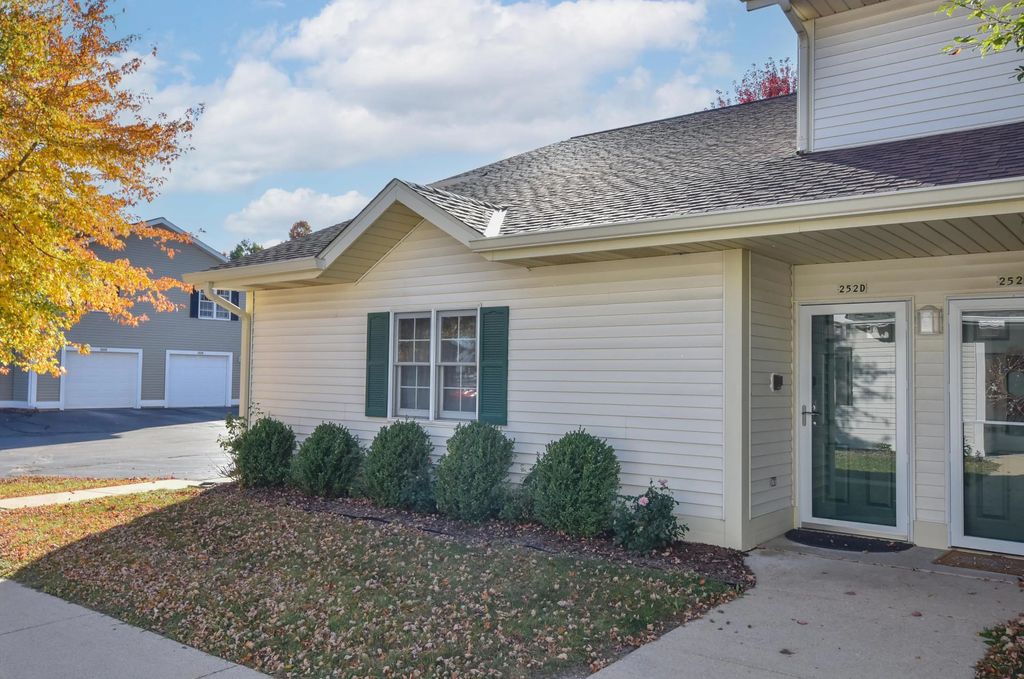 252 Bur Oak Ln D, Grafton