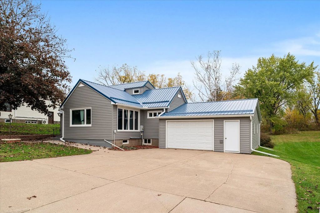 402 E State St, Westby