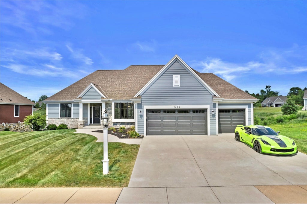 1424 White Deer Trl, Waukesha