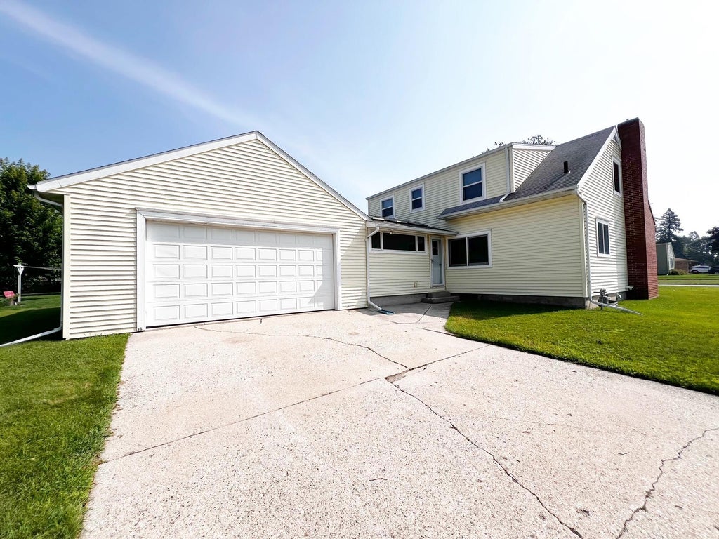3502 Parkway, Two Rivers