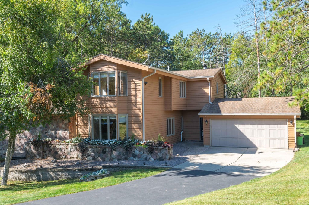 W318n1045 Huckleberry Way, Delafield