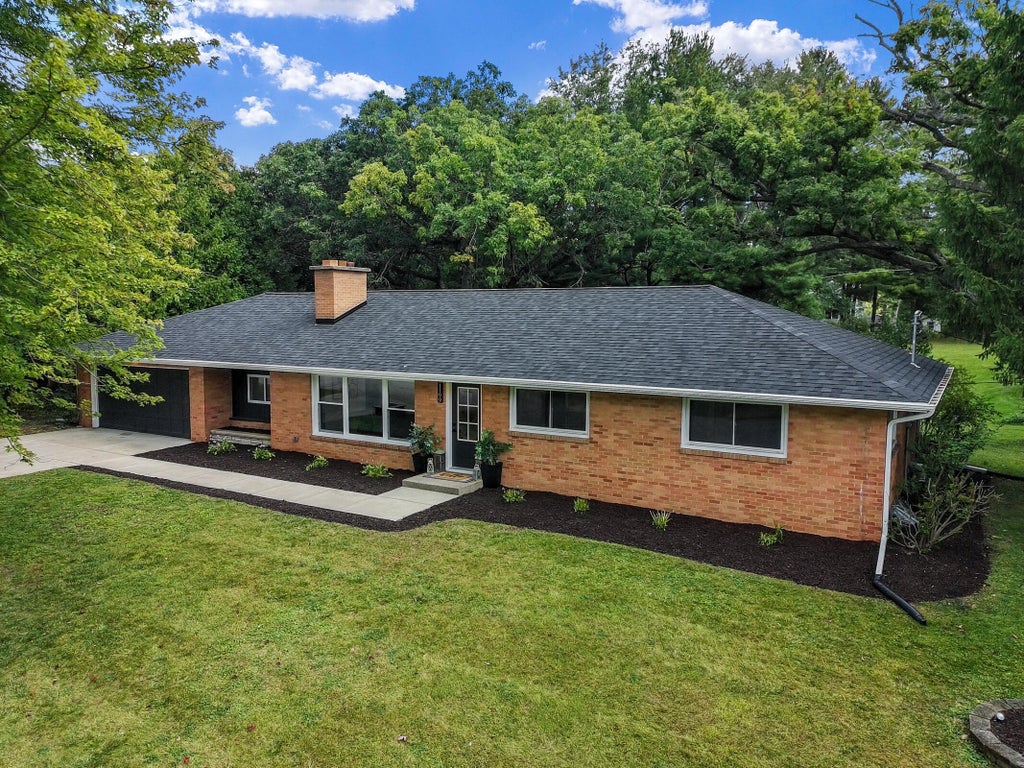 1199 Rolling Ln, Lake Geneva