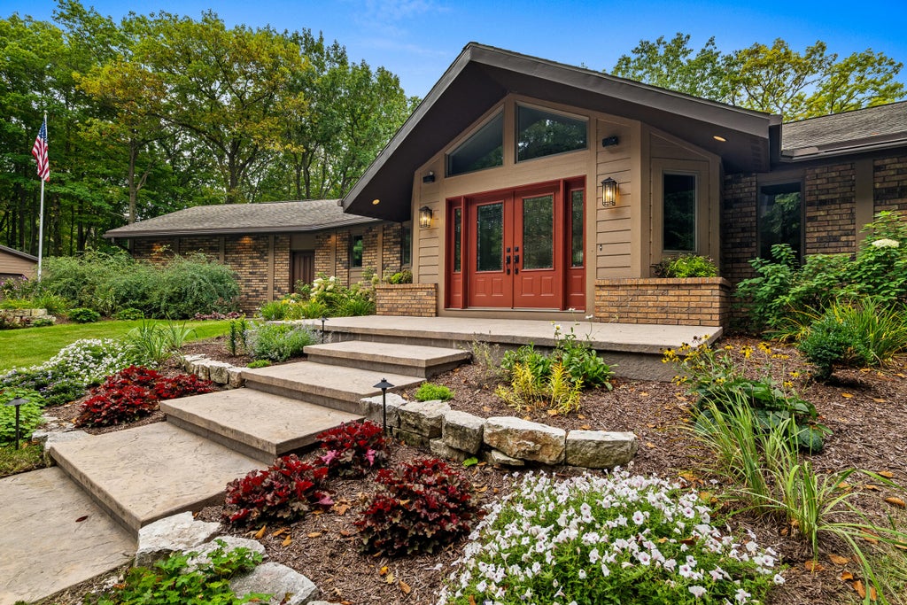 W5975 Pheasant Ln, Plymouth