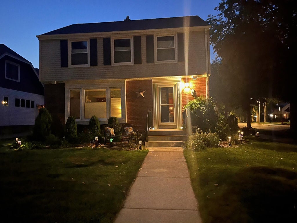 8302 Avon Ct, Wauwatosa