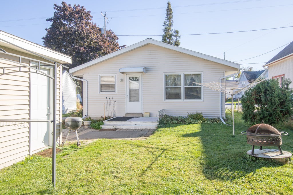 612 Elm St, Watertown