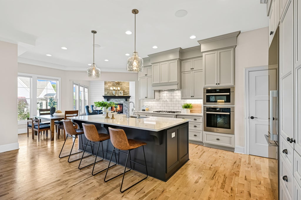 W248n2151 Kettle Cove Ct, Pewaukee