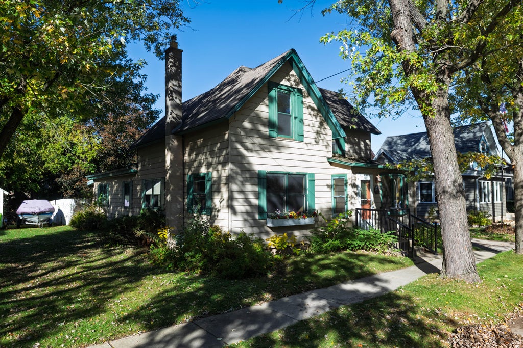221 Evergreen, Dousman