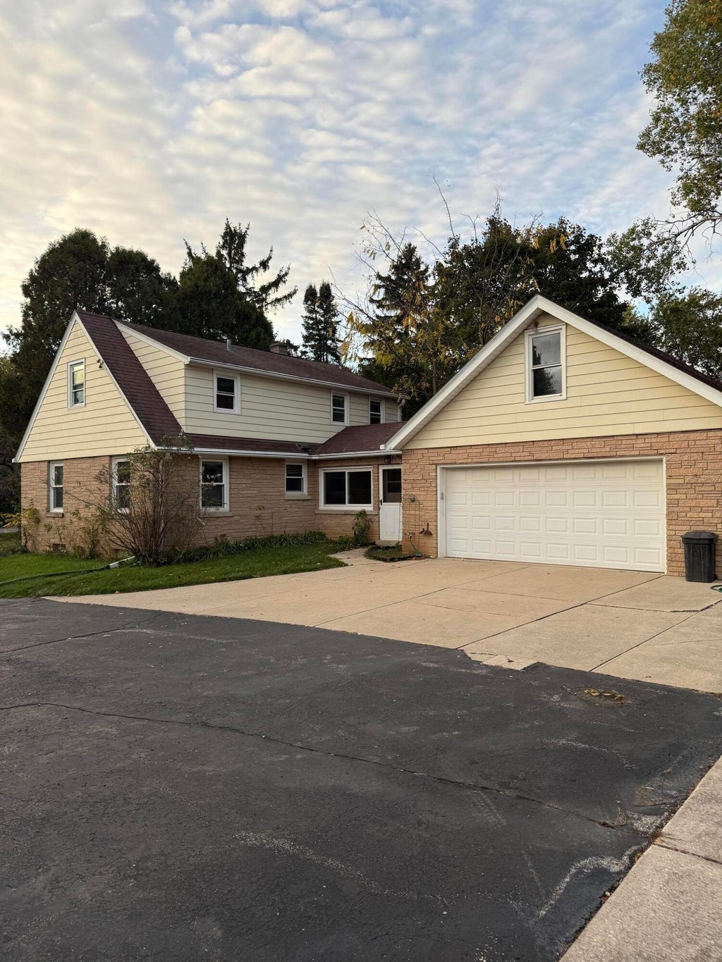 W142n6966 Oakwood Dr, Waukesha