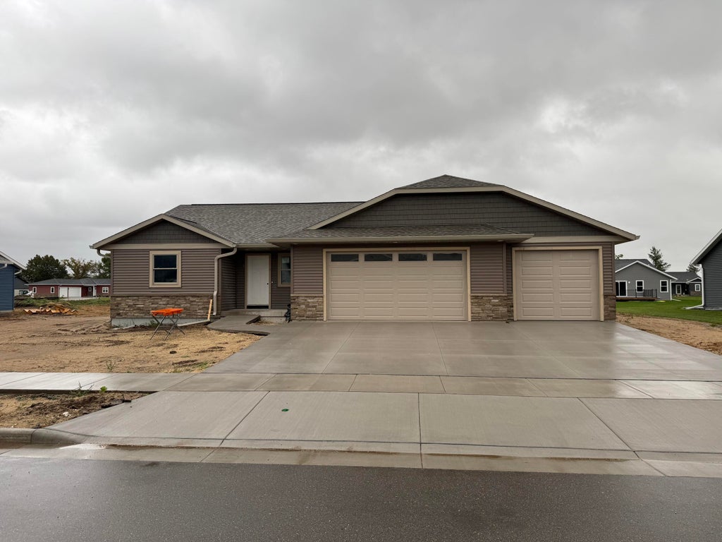 1918 Arches Dr, Holmen