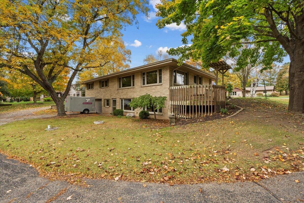 W7085 Hillside Dr, Scott