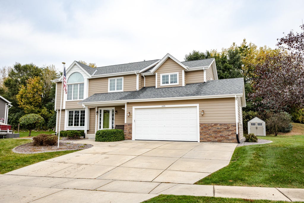 1271 Thomas Trl, Oconomowoc