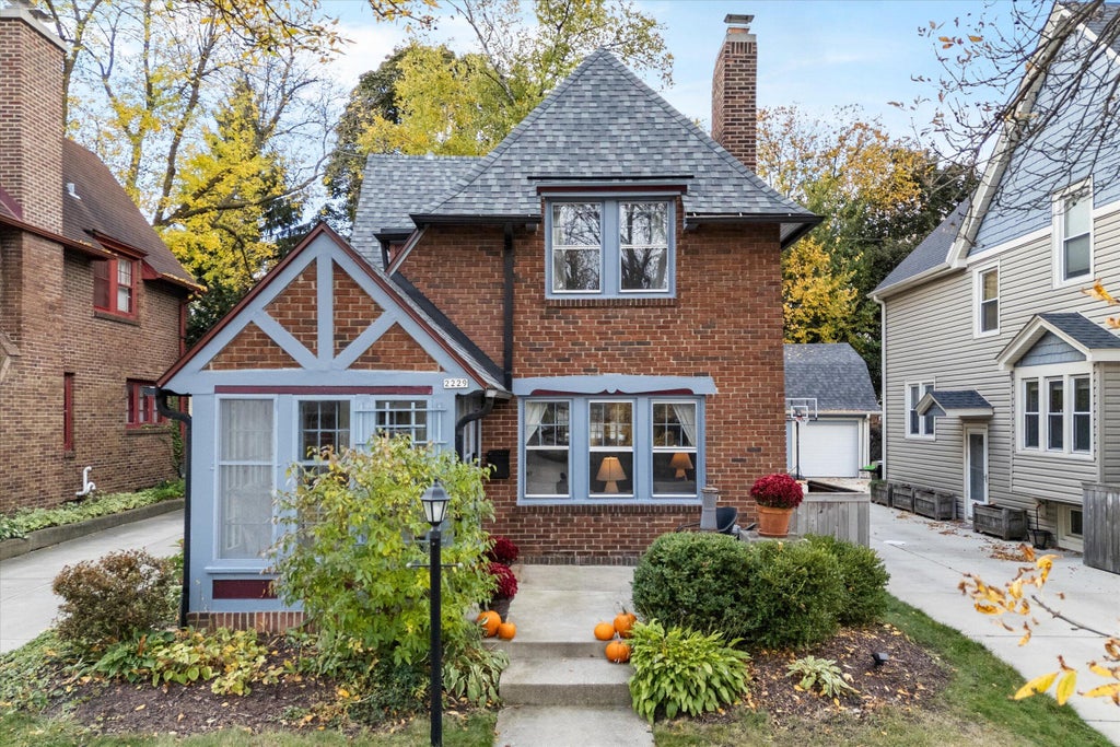 2229 N 70th St, Wauwatosa