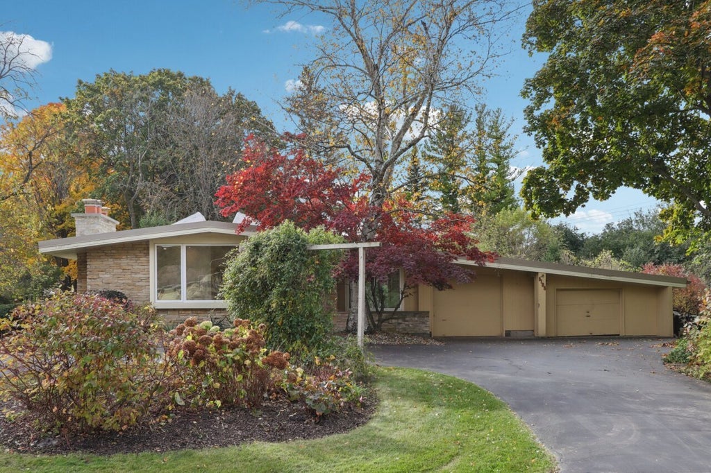 5105 W Arrowwood Rd, Mequon