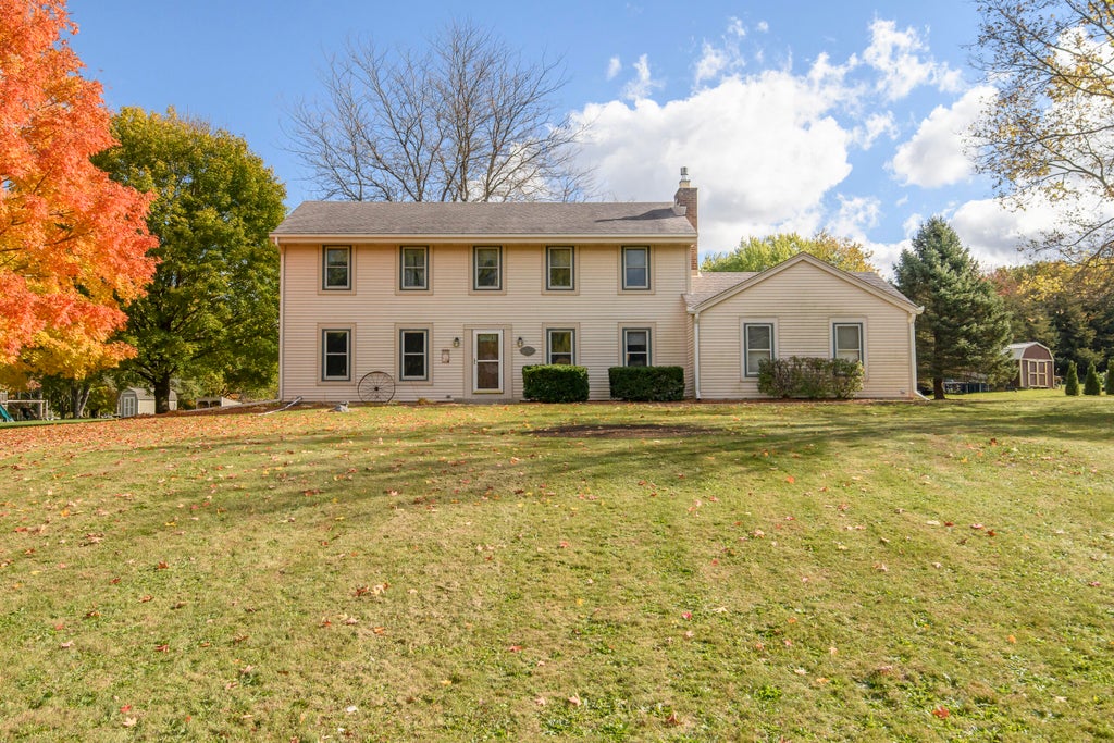 W327s6938 Ashton Way, Mukwonago