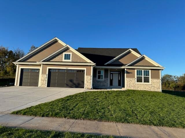 922 Medina Dr, Mukwonago