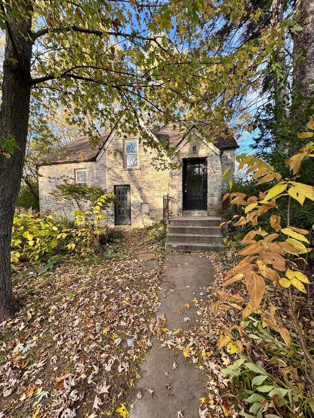 1501 W Brown Deer, River Hills