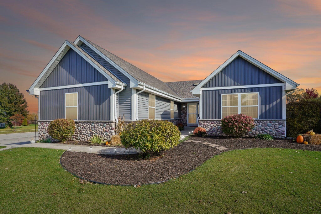 921 E Prairie View Dr, Oak Creek