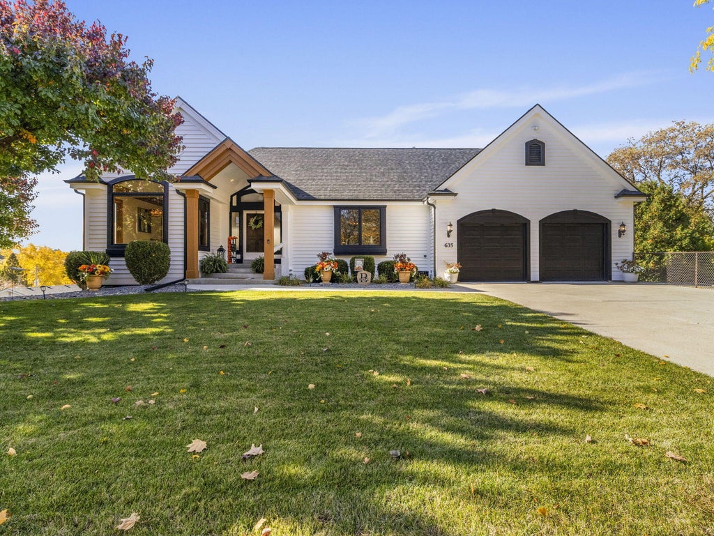 635 W Pierre Ln, Port Washington