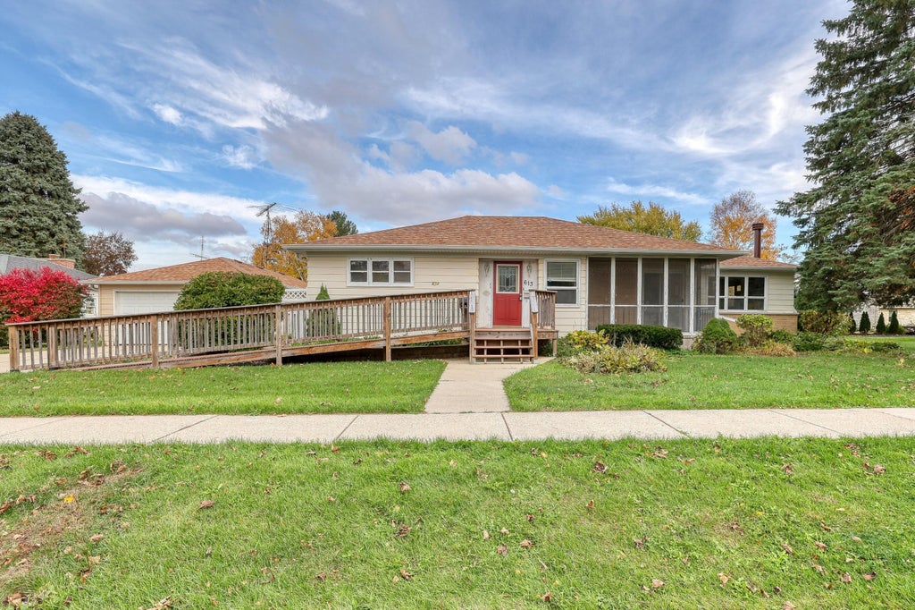 613 N Washington St, Elkhorn