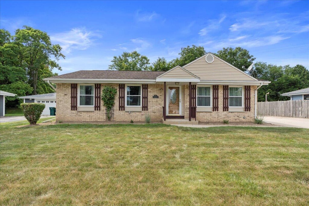 117 Judge Dr, Saukville