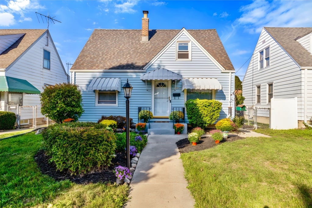 9544 W Metcalf Pl, Milwaukee