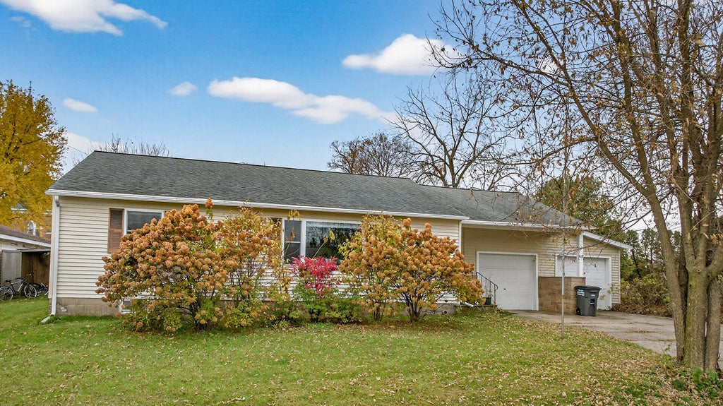 517 W Broadway St, Blair