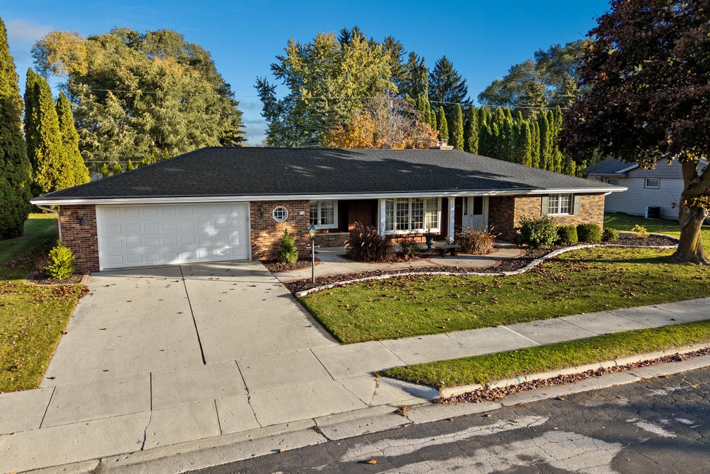 716 Huron Ave, Oostburg