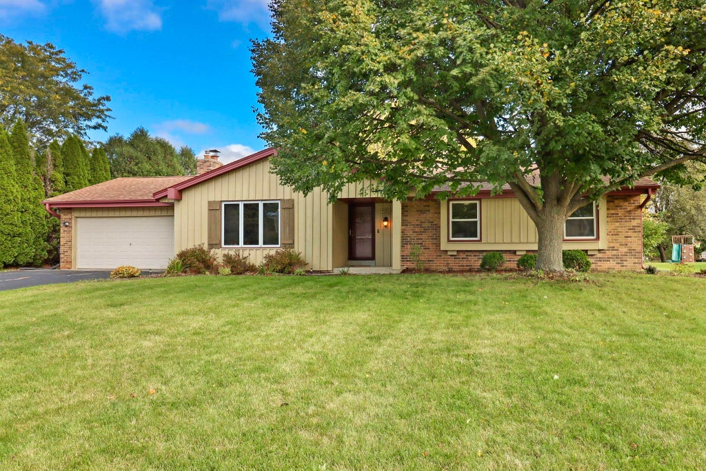 W222n2310 Glenwood Ln, Pewaukee