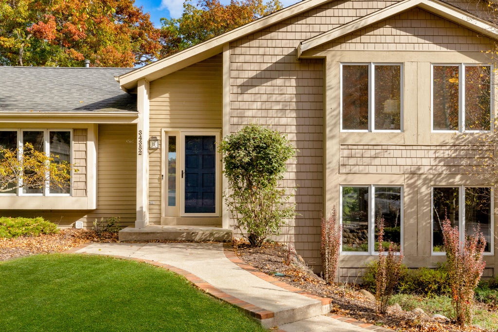 34352 Valley, Delafield