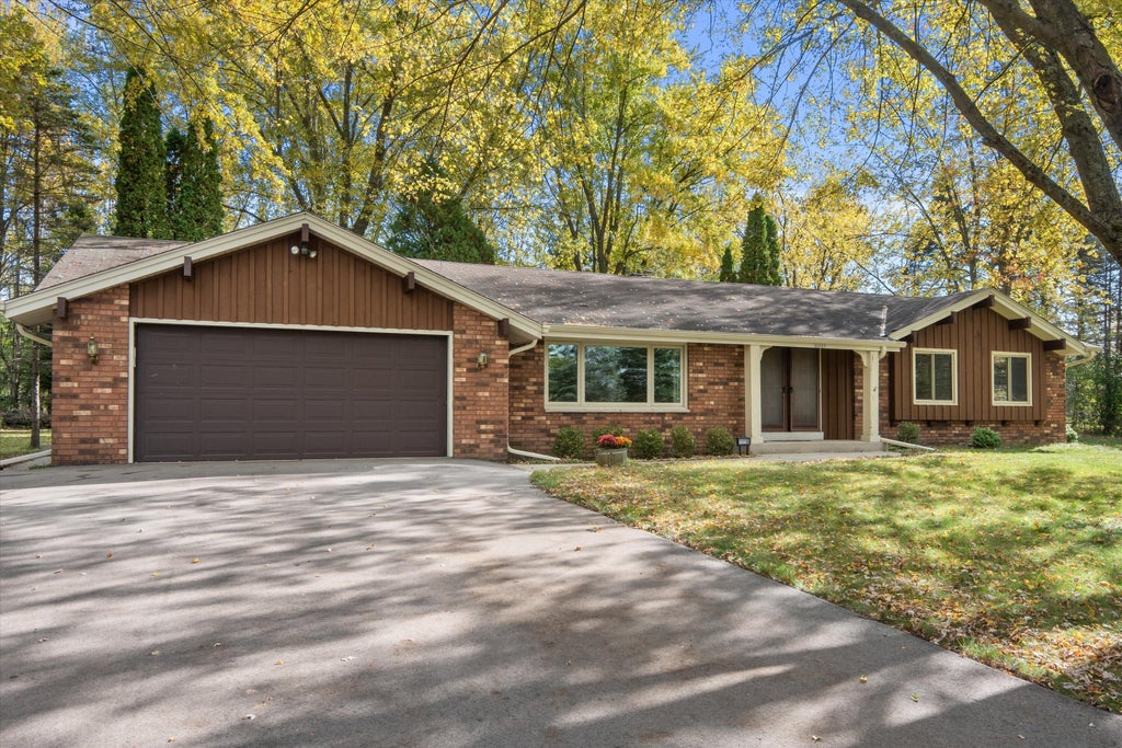 11118 N Pebble Ln, Mequon