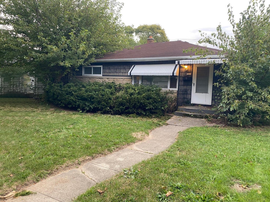 3880 N 93rd St, Milwaukee