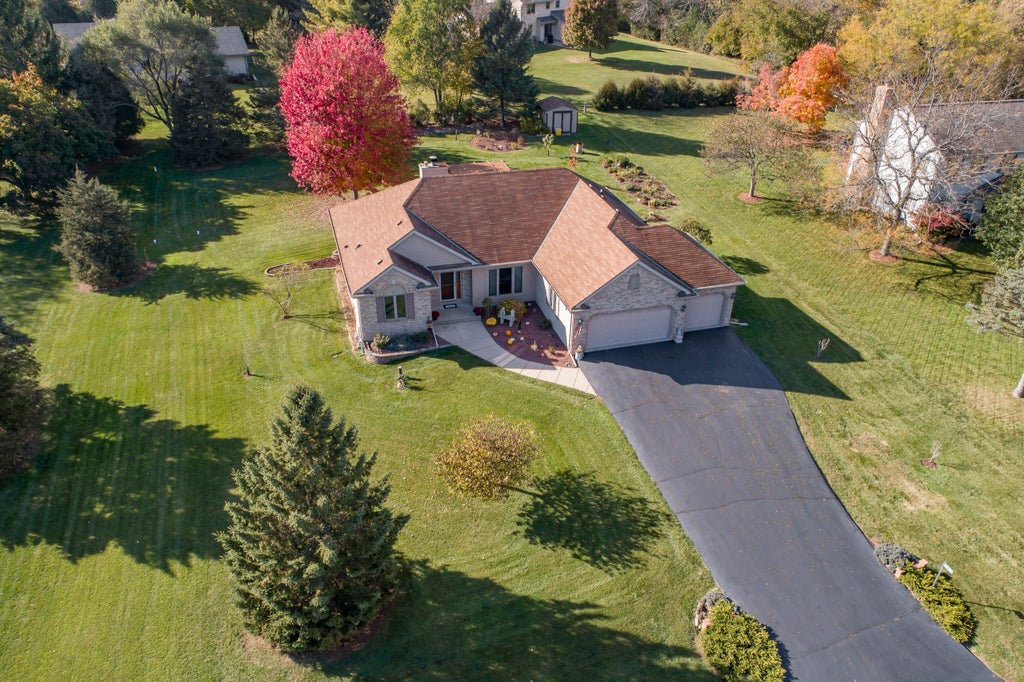 W367s9725 Charnwood Ln, Eagle