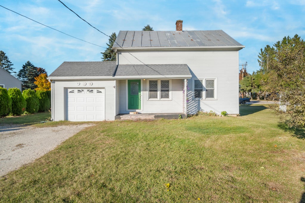 143 E Church St, Mishicot