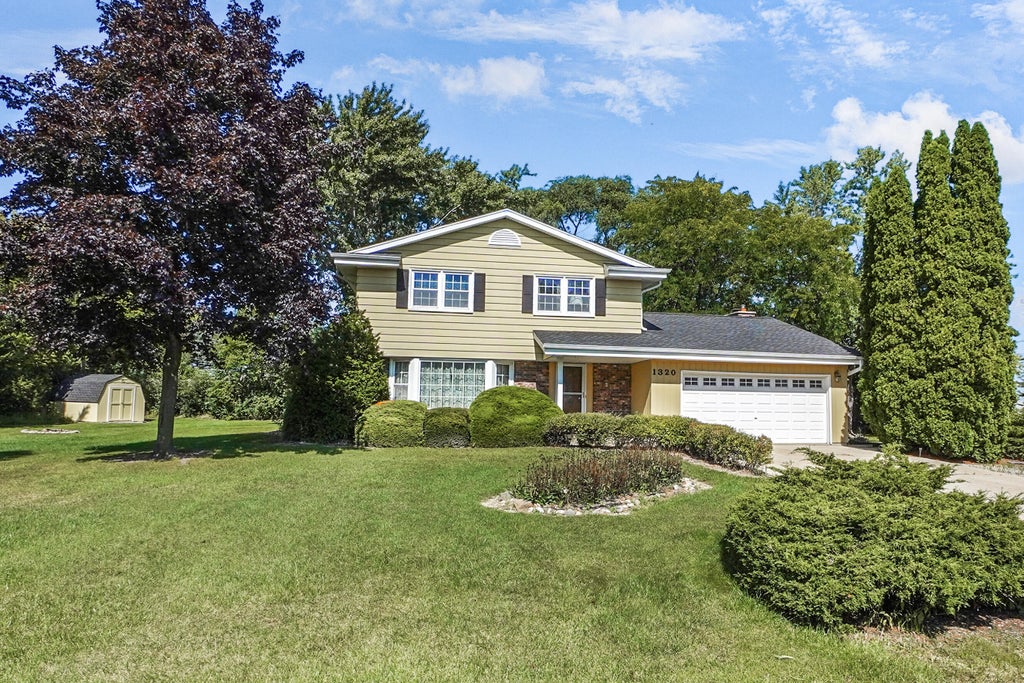 1320 W Lois, Oak Creek