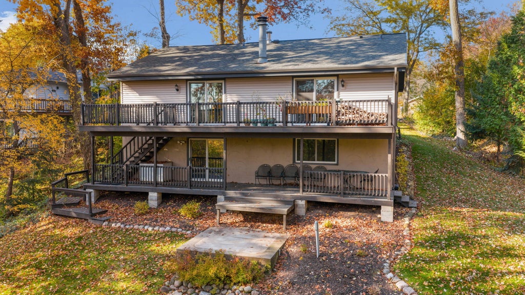 282 Hickory Ct, Hartland