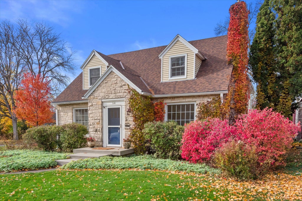 208 Maple, Oconomowoc