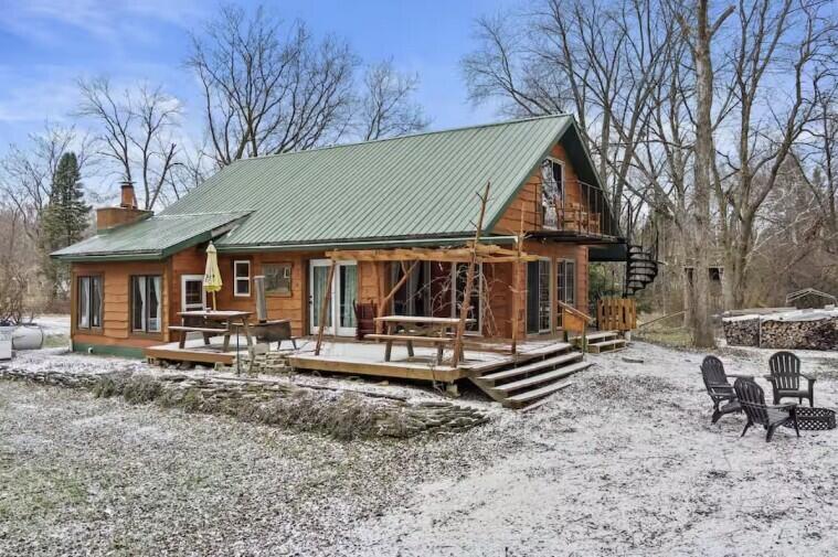 5230 N Milwaukee River, Milwaukee