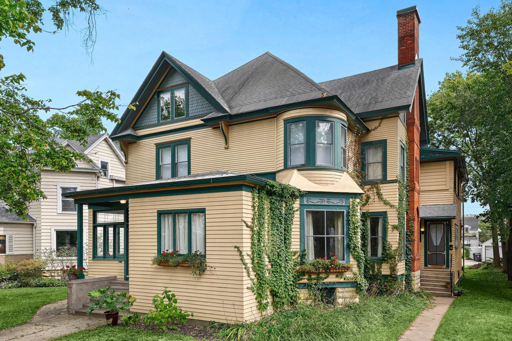 233 9th St S 235, La Crosse