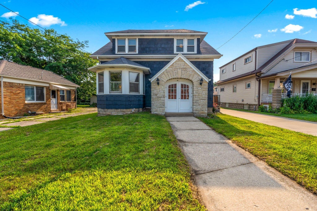 3970 S Whitnall Ave, Milwaukee